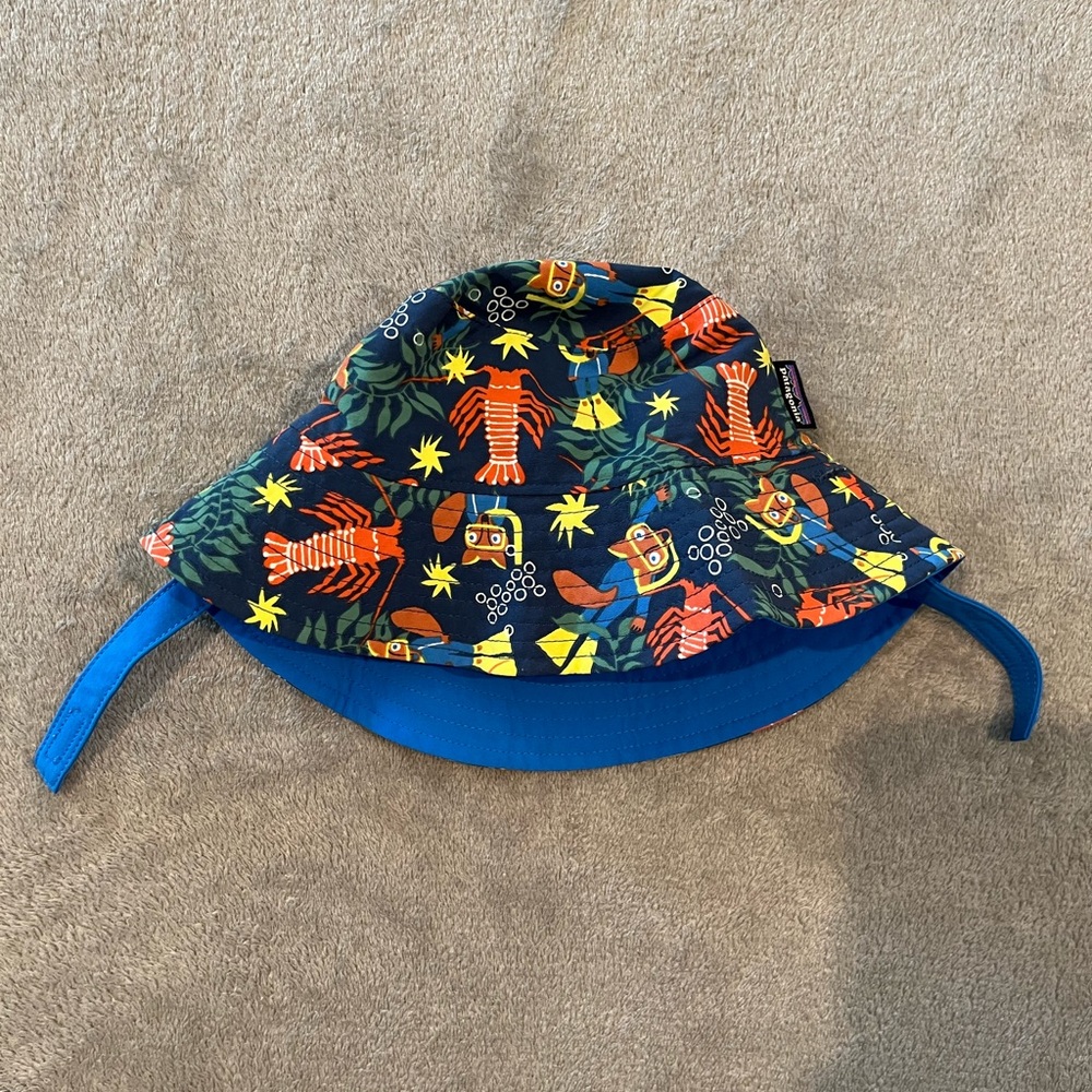 EUC 0-3M Patagonia Baby Sun Bucket Hat in Reversible Blue/Lobster Print